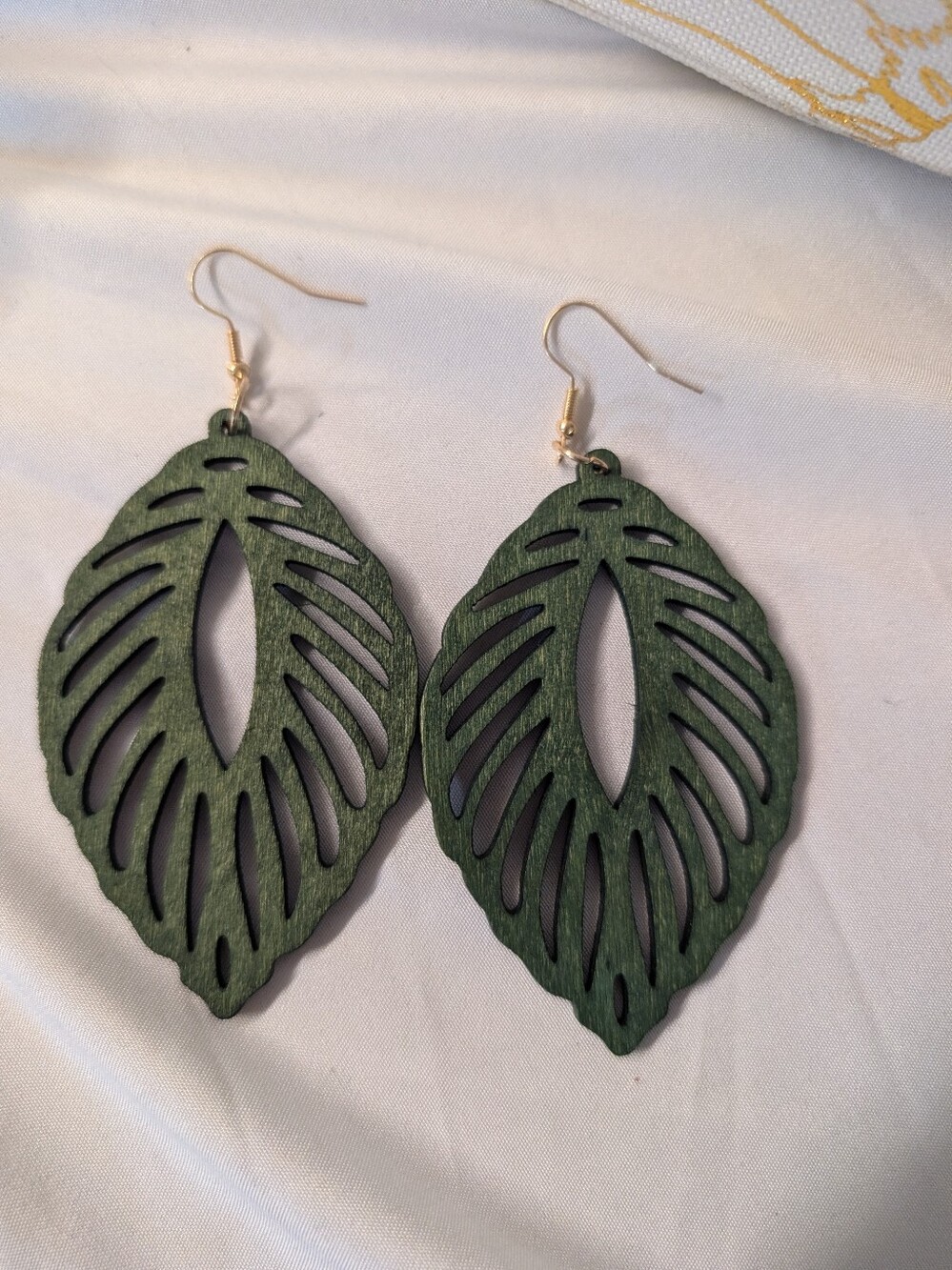 Dark Green Leaf Cutout Dangle Earrings NWOT